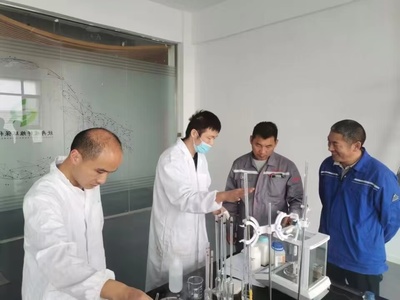 化学化工学院博士教师团队赴安徽欣冉碳纤维环保科技指导技术人员进行相关产品研发。宿州学院供图